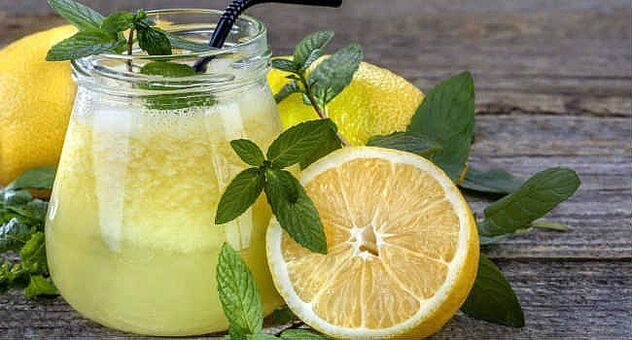 Diyette limonlu su