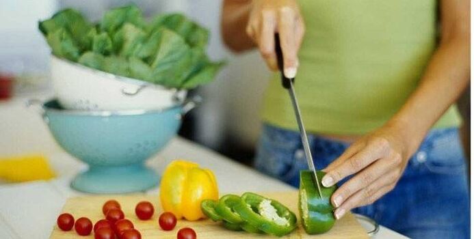 İnce bir figür için doğru beslenme ilkelerine göre akşam yemeği için sebze salatası pişirmek